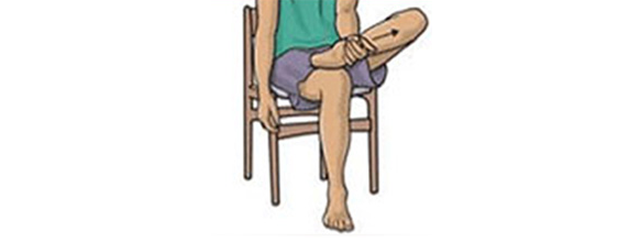 의자에 앉아 발을 반대쪽 무릎 위에 올리고 발가락을 당기는 스트레칭 자세