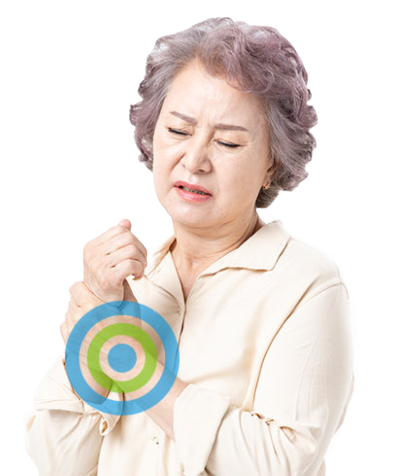 손목 통증으로 손목을 잡고 있는 중년 여성